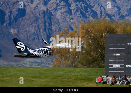 Air New Zealand Airbus A320 Flugzeug abheben von Queenstown Flughafen, Otago, Südinsel, Neuseeland Stockfoto