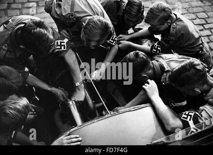 Motor-HJ Mitglieder reparieren eine Auto 1935 Stockfoto