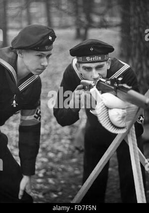 Mitglieder der Marine-HJ bei Schießübungen in Berlin, 1939 Stockfoto