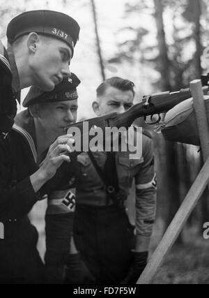 Mitglieder der Marine-HJ bei Schießübungen in Berlin, 1939 Stockfoto