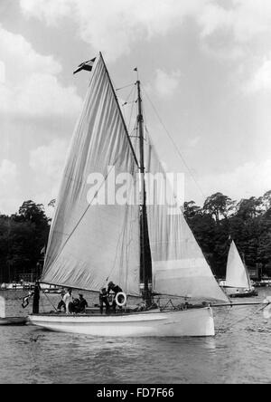 Mitglieder der Marine-HJ (Naval Hitlerjugend) beim Segeln in Berlin Stockfoto