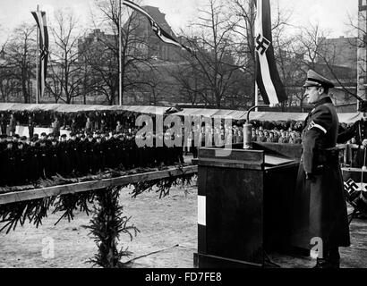 Artur Axmann hält eine Rede zur Hitler-Jugend und BdM-Mitglieder in Berlin, 1943 Stockfoto