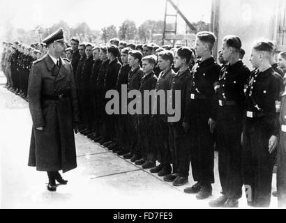 Heinrich Himmler mit Lehrlingen eine Munitionsfabrik, 1944 Stockfoto