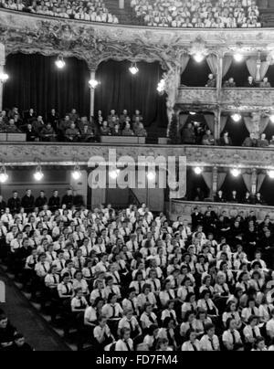 Verpflichtung der Jugend (Verpflichtung der Jugend) Zeremonie am Volkstheater in Berlin, 1943 Stockfoto