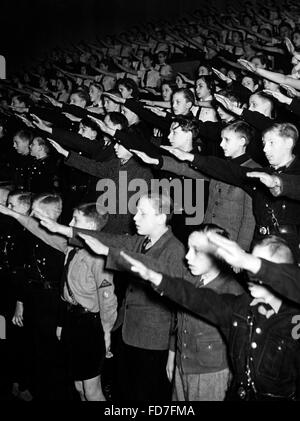 Verpflichtung der Jugend (Verpflichtung der Jugend) Zeremonie im Theater des Zeit in Berlin, 1940 Stockfoto