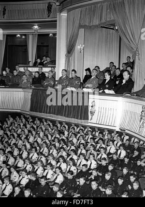 Verpflichtung der Jugend (Verpflichtung der Jugend) Zeremonie an das Deutsche Opernhaus in Berlin, 1942 Stockfoto