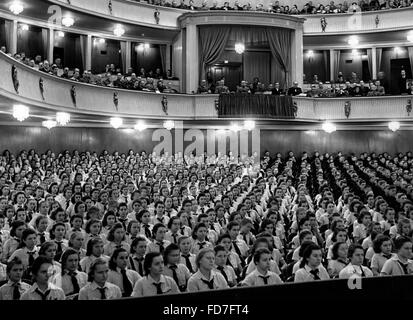 Verpflichtung der Jugend (Verpflichtung der Jugend) Zeremonie an das Deutsche Opernhaus, 1942 Stockfoto