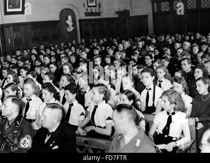 Verpflichtung der Jugend (Verpflichtung der Jugend) Zeremonie in der Hochzeit-Schule in Berlin-Lichterfelde, 1942 Stockfoto