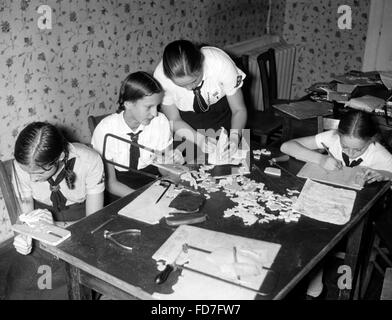 Mitglieder der BDM basteln in Berlin-Charlottenburg, 1939 Stockfoto