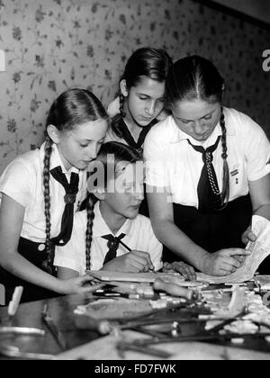 Mitglieder der BDM basteln in Berlin-Charlottenburg, 1939 Stockfoto