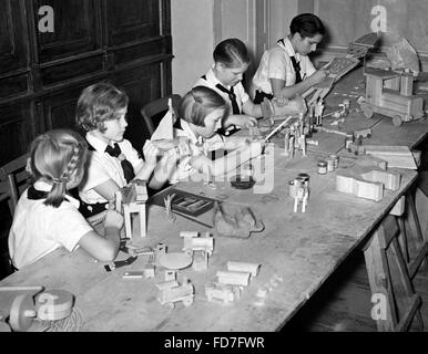 BDM-Mitglieder, die Weihnachtsgeschenke, 1939 Stockfoto