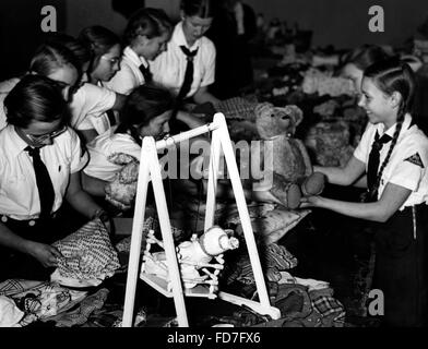 BDM-Mädchen wickeln Sie Weihnachtsgeschenke in Berlin-Charlottenburg, 1937 Stockfoto