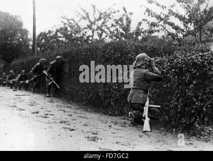 Aufklärungs-Einheit der Waffen-SS während des Rückzugs kämpft in Frankreich, 1944 Stockfoto