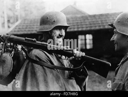 Deutsche Soldaten sprechen, 1944 Stockfoto