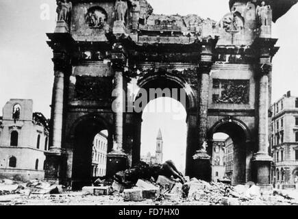 Bombenschäden auf das Siegestor, die Universität und die Ludwigskirche in München, 1945 Stockfoto