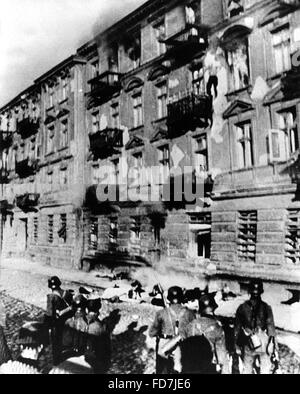 Ein Widerstandskämpfer springt aus dem Fenster was den Aufstand im Warschauer Ghetto 1943 Stockfoto