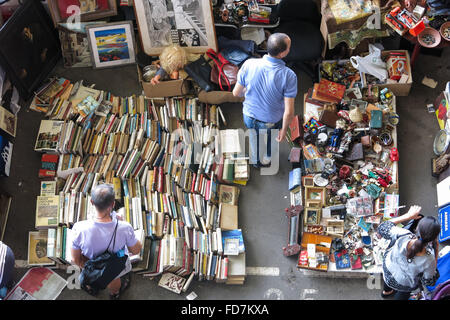 Draufsicht der Flohmarkt in Barcelona, Spanien. Mercat Fira de Bellcaire ist einer der ältesten Märkte in Europa. Stockfoto