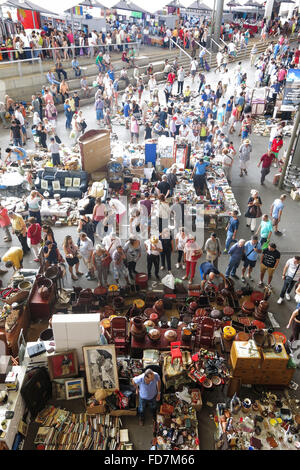 Draufsicht der Flohmarkt in Barcelona, Spanien. Mercat Fira de Bellcaire ist einer der ältesten Märkte in Europa. Stockfoto