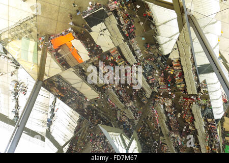 Draufsicht der Flohmarkt in Barcelona, Spanien. Mercat Fira de Bellcaire ist einer der ältesten Märkte in Europa. Stockfoto