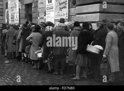 Inflation: Elend, Armut der Bevölkerung, Warteschlange, während die Inflation in Berlin, 1923 Stockfoto