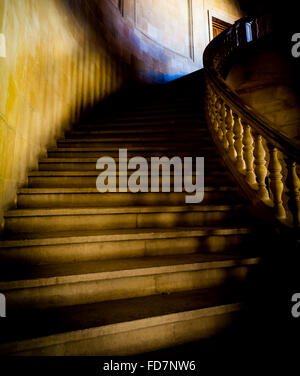 Alte Treppe aus reinem weißem Marmor im gotischen Stimmung Stockfoto