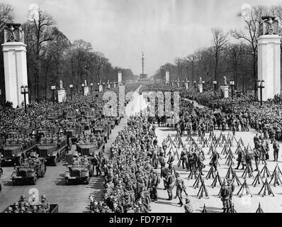 Militärparade der Wehrmacht anlässlich Hitlers Geburtstag in Berlin, 1939 Stockfoto