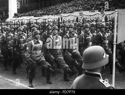 Militärparade der Wehrmacht anlässlich Hitlers Geburtstag in Berlin, 1939 Stockfoto