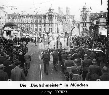 Österreichischen Soldaten während einer Parade am Karlsplatz, 1938 Stockfoto