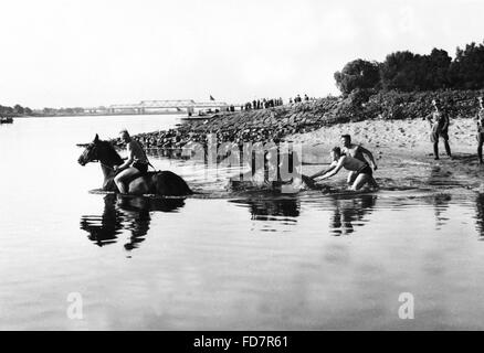 Kavallerie der Wehrmacht überquert einen Fluss in den 30er Jahren Stockfoto