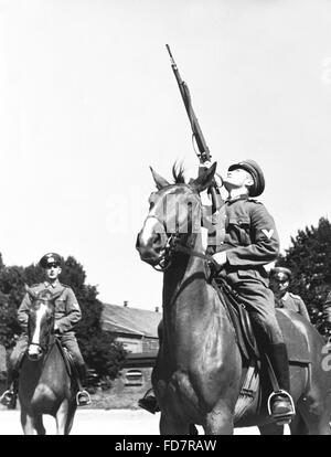 Kavallerie der Wehrmacht präsentiert Waffe hält, 1936 Stockfoto