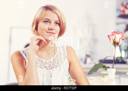 Junge hübsche rote kurzhaarige Frau sitzen im café Stockfoto