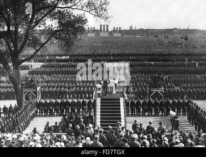 Hitler spricht auf dem Tempelhofer Feld in Berlin am 1. Mai 1934 Stockfoto