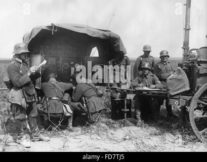 Reichswehr-Soldaten des Signal Corps während einer Übung Stockfoto