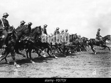 Kavalleristen auf der Parade der Reichswehr in Roemhild in Thüringen Stockfoto