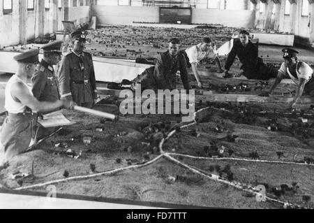 Reichswehr-Soldaten bauen ein riesiges Modell einer Schlacht, 1934 Stockfoto