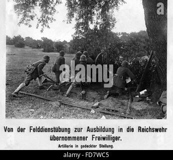 Soldaten während eines Feld-Trainings mit Gewehren, 1919 Stockfoto