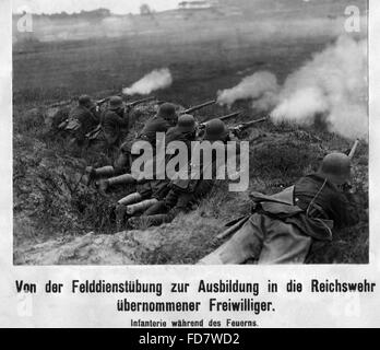 Infanterie-Abschnitt der Reichswehr während einer Übung, 1919 Stockfoto