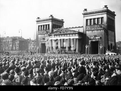 Hitler-Jugend-Mitglieder auf die Pinakothek (King es Square) in München, 1934 Stockfoto