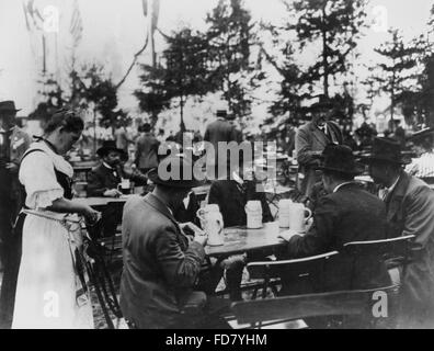 Biergarten am chinesischen Turm in München, 1910 Stockfoto