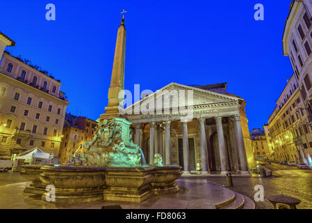 Nachtszene im Pantheon, Rom, Italien Stockfoto