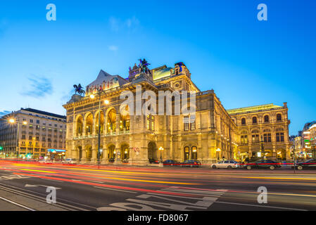 Staatsoper in der Nacht, Wien, Österreich Stockfoto