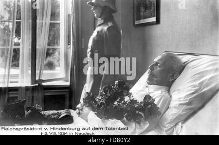 Paul von Hindenburg auf seinem Sterbebett, 1934 Stockfoto