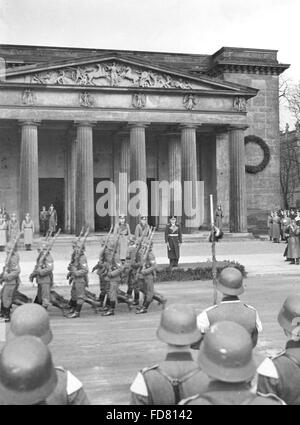 Karl Doenitz nach der Verlegung eines Kranzes auf der Tag zum Gedenken der Helden, 1944 Stockfoto