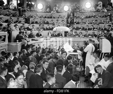 Deutscher Chirurg August Bier während einer Vorlesung, 1931 Stockfoto