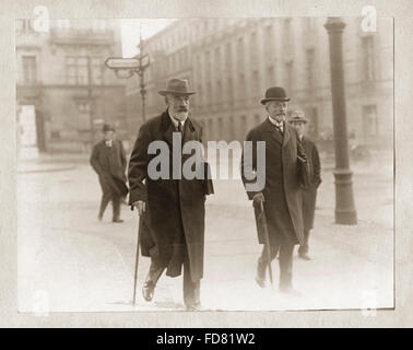 Theobald von Bethmann-Hollweg und Arnold Wahnschaffe auf dem Weg zum Reichstag in Berlin, November 1919 Stockfoto