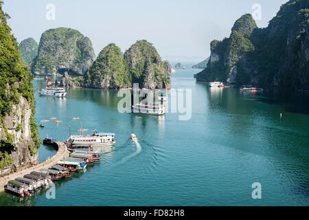 Blick vom Gipfel des Dao Titop, Halong Bucht, Vietnam Stockfoto