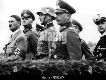 Adolf Hitler mit Generälen bei einer Truppe Parade, 1934 Stockfoto