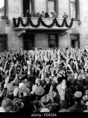 Adolf Hitler mit Joseph Goebbels und Robert Ley auf dem Balkon der Reichskanzlei, 1937 Stockfoto