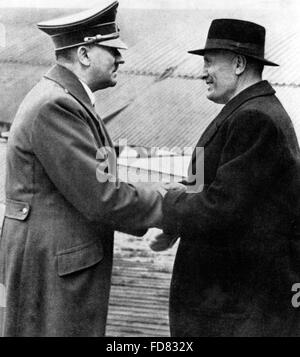 Adolf Hitler begrüßt Benito Mussolini 1943 Stockfoto