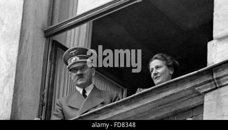 Adolf Hitler mit Winifred Wagner in Bayreuth, 1940 Stockfoto